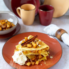 MÄSER 931871 Bord métallique, Vaisselle moderne pour 4 personnes avec bord couleur laiton, service combiné 16 pièces Services de table Naty Shop