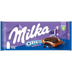 Milka Oreo Sandwich – Chocolat au lait alpin, fourré de morceaux croquants de biscuits Oreo et de crème onctueuse à la vanille – 92g
