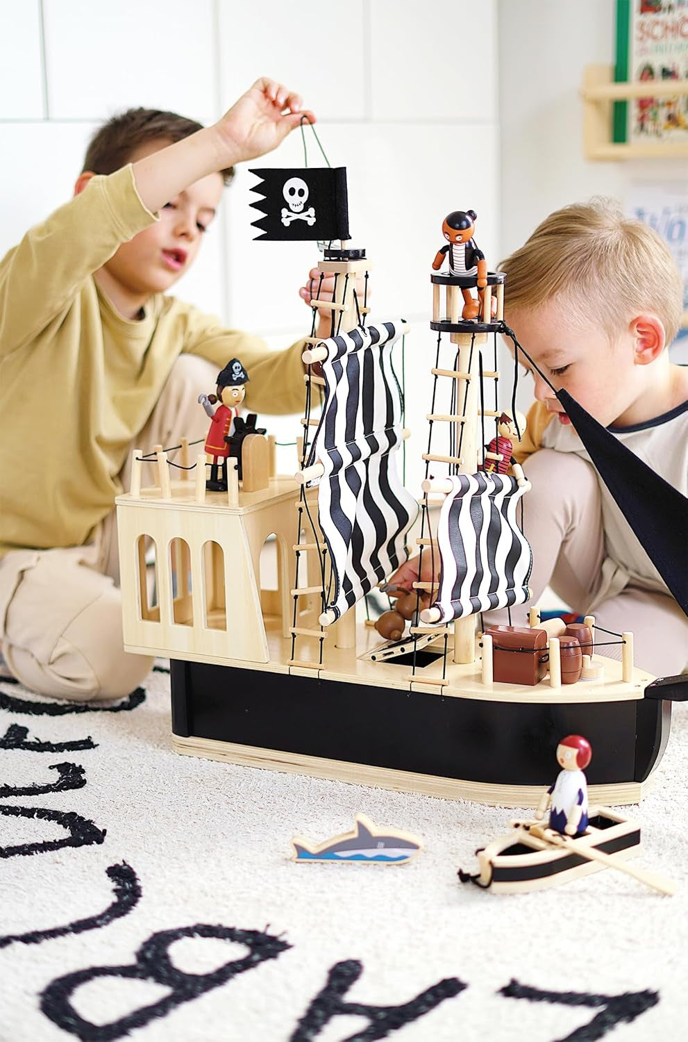 small foot Biegepuppen Piraten Figuren aus Holz, 5 Piraten und 1 Affe, detailreich und flexibel, ab 3 Jahren, 12412