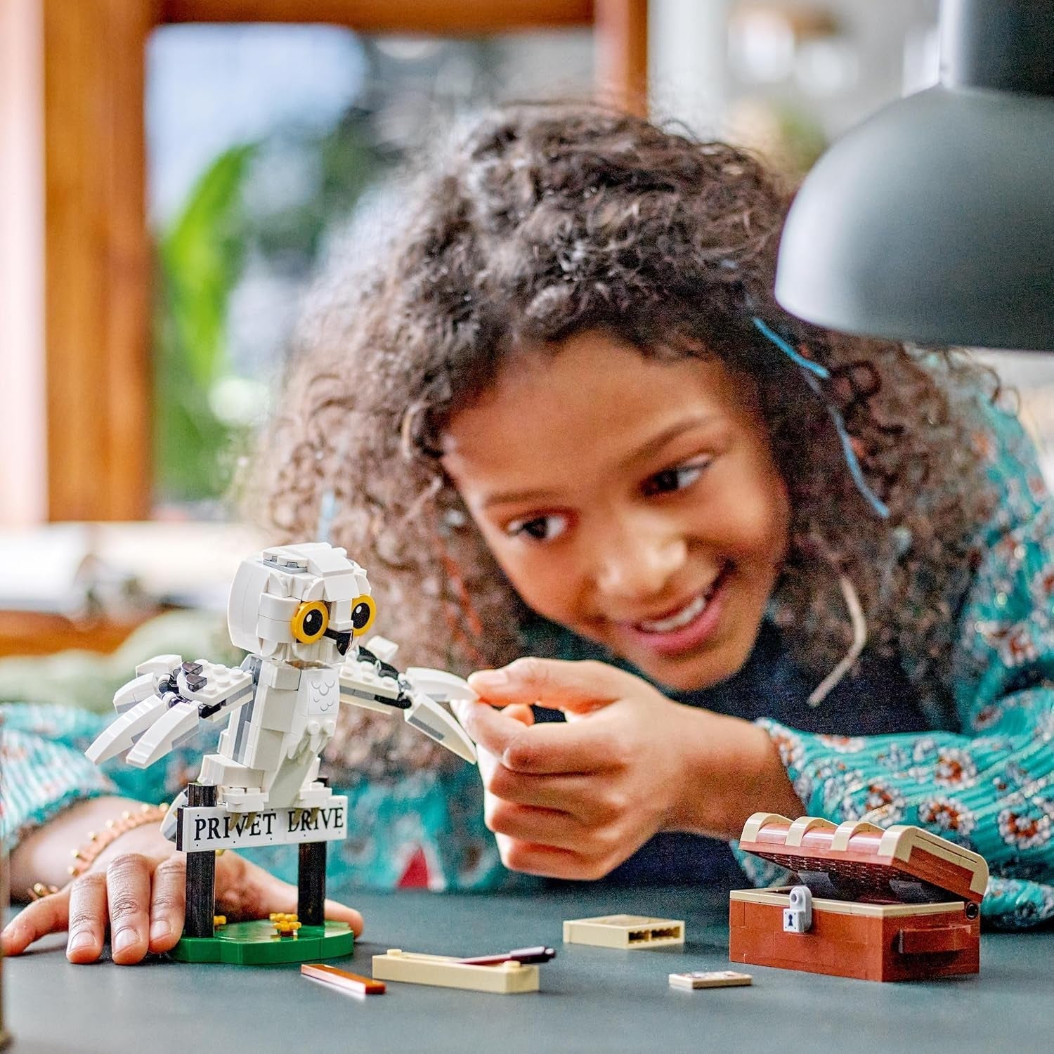 LEGO Harry Potter Hedwig im Ligusterweg 4 Set mit Spielzeug-Eule für Kinder, baubare Tier-Figur mit Hogwarts-Koffer, kleines Geschenk für Jungs, Mädchen und alle Fans ab 7 Jahren 76425
