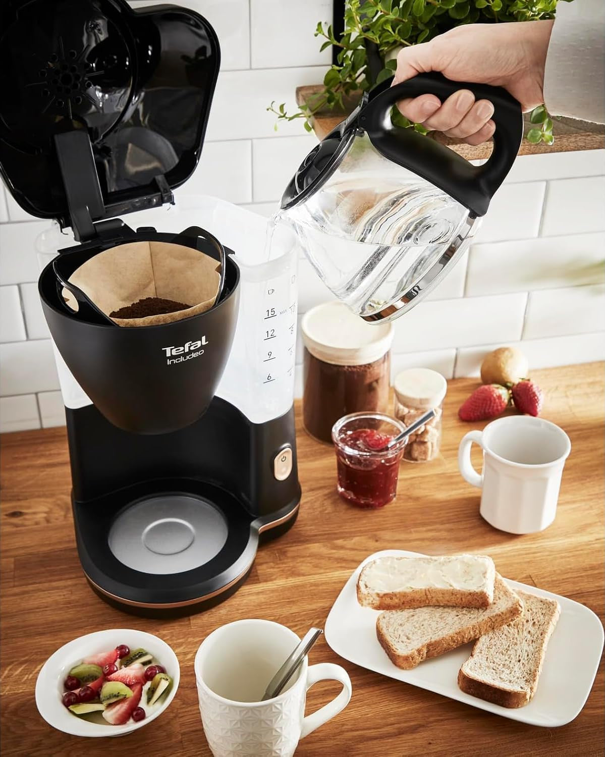 Tefal Includeo Filter Machine à Expresso, Machine à Expresso Extrêmement Facile à Utiliser, Adaptée aux Droitiers et aux Gauchers, Ouverture Automatique du Couvercle, 1,25 L, 10 à 15 Tasses, CM533811