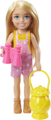 Barbie série Chelsea, poupée Chelsea de camping aux cheveux blonds, chouette, sac de couchage, oreiller, lampe de poche, jumelles, accessoires de camping, cadeau pour enfants, jouet à partir de 3 ans, HDF77