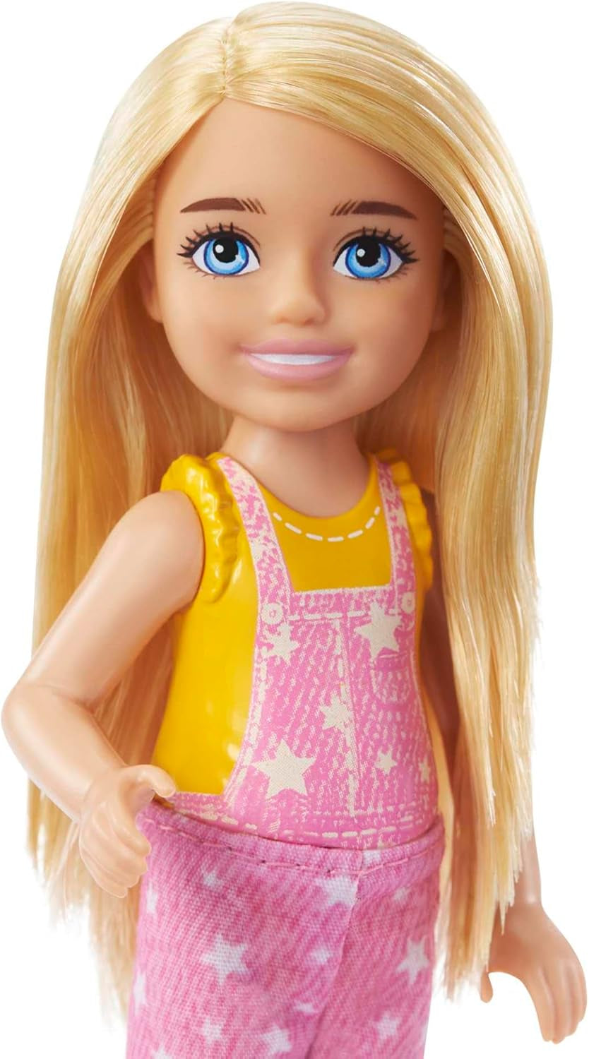 Barbie série Chelsea, poupée Chelsea de camping aux cheveux blonds, chouette, sac de couchage, oreiller, lampe de poche, jumelles, accessoires de camping, cadeau pour enfants, jouet à partir de 3 ans, HDF77