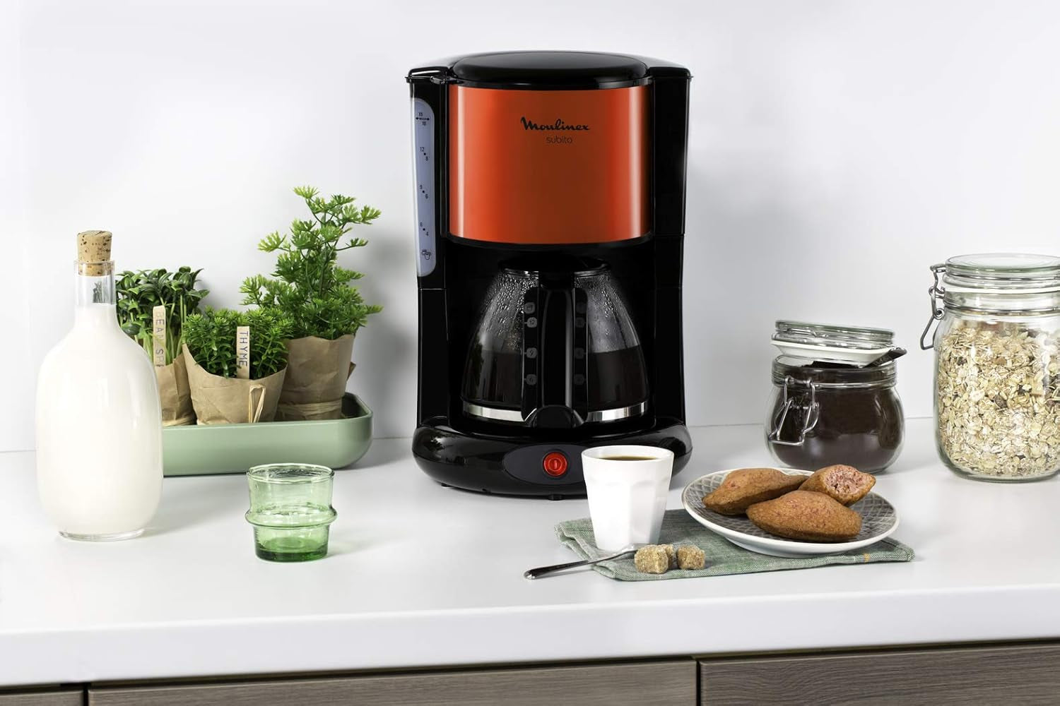 Machine à expresso Subito avec filtre, carafe en verre, 10-15 tasses, capacité 1,25 L, arrêt automatique, filtre amovible, indicateur de niveau d'eau, acier inoxydable, rouge/noir, FG360D