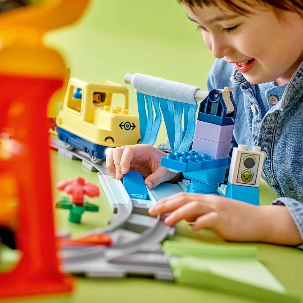 LEGO DUPLO Große interaktive Eisenbahn -Lernspielzeug für Kleinkinder ab 3 Jahren – inkl. Schieb-und-los-Zug mit Licht und Sound, 16 Gleisstücke & 4 Figuren – Geschenk für Jungen & Mädchen - 10428