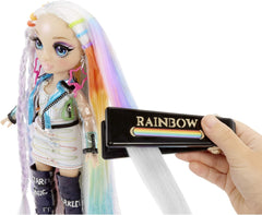 Rainbow High Hair Studio - Coffret exclusif de poupée Amaya Raine avec cheveux longs pour le coiffage - Comprend une craie à cheveux lavable, une brosse à cheveux et des accessoires - Cadeau pour les enfants de 6 ans et plus
