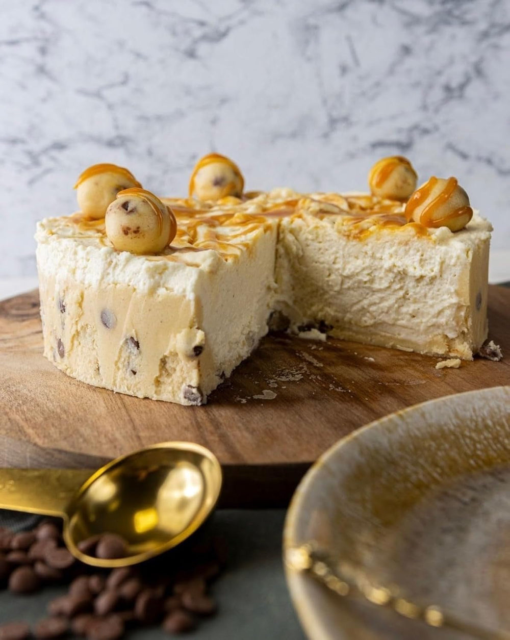 RUF Cookie Dough Cake Ohne Backen, Tortenboden Aus Keksteig Mit Frischkäse-Creme Und Schokoladenstückchen, Inkl. Kuchenform, 1X325G Mélange pour pâtisserie et cuisine Naty Shop