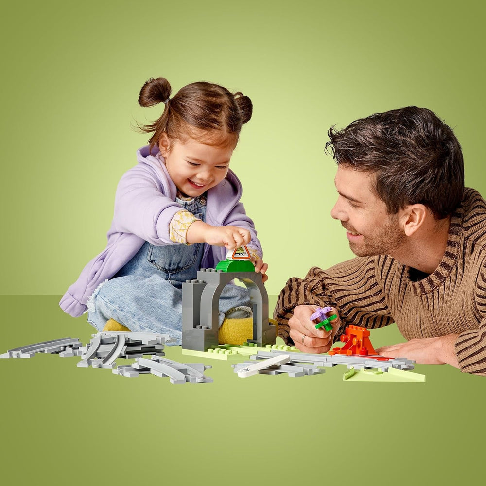 LEGO DUPLO Eisenbahntunnel und Schienen – Erweiterungsset - Lernspielzeug für Kleinkinder – 10-teilige Bahnstrecke mit Trichter und Weiche – Geschenk für Jungen & Mädchen ab 2 Jahren - 10425