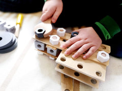 Small Foot Ensemble de construction Miniwob en bois, construction créative avec outils et accessoires, à partir de 3 ans, 11810, gris jaune