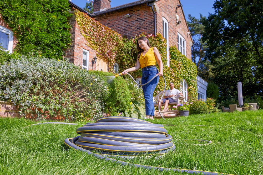 Furtun HOZELOCK - Ultramax 12,5 mm x 30 m, până la 70% PVC reciclat, robust, rezistent la intemperii, anti-răsucire, rezistent la îndoire și strivire, gri