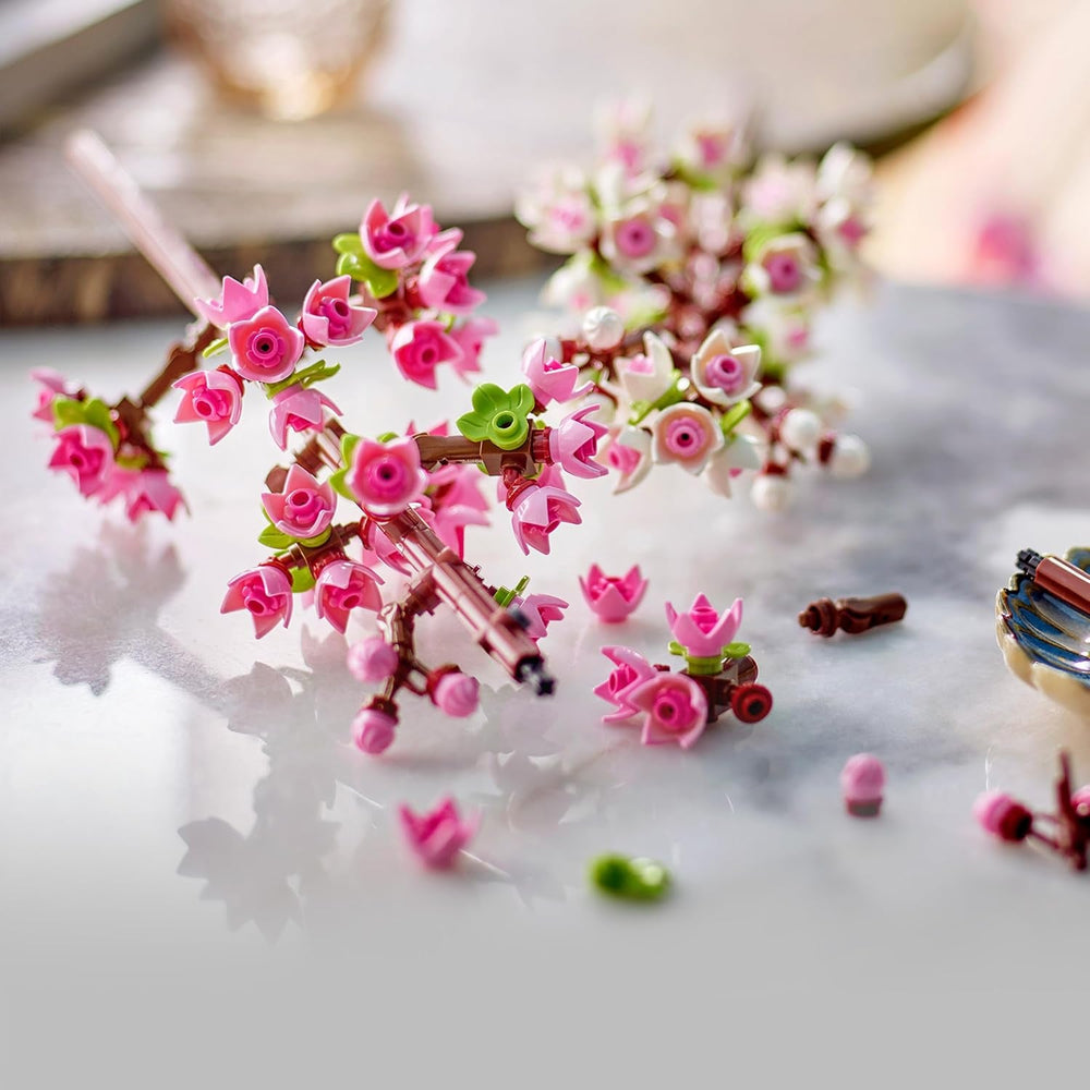 LEGO Botanicals Kirschblüten - Spielzeug mit Kunstblumen – Kreative Deko für Schreibtisch – Spielset mit Blumen zum Bauen und Ausstellen Geschenk für Mädchen und Teenager ab 8 Jahren – 40725