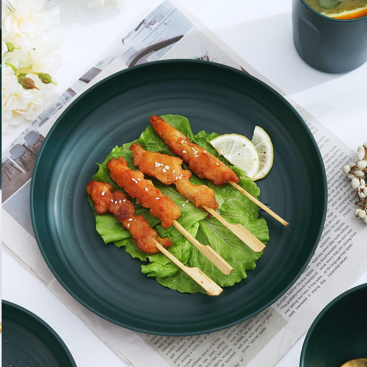 Service de table Kyraton en plastique incassable et réutilisable, composé de 16 pièces. Assiettes, tasses, bols et plats légers. Facile à transporter et à nettoyer. Sans BPA. Pour 4 personnes.