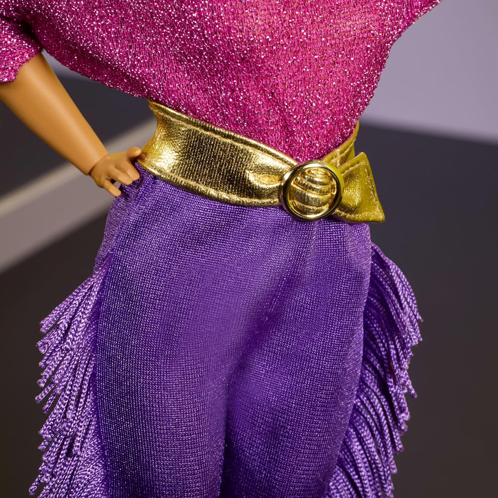 Barbie Signature Debbie Allen Tribute Collection Poupée en haut à épaules dénudées, ceinture dorée et pantalon et leggings à franges violets, JBJ24
