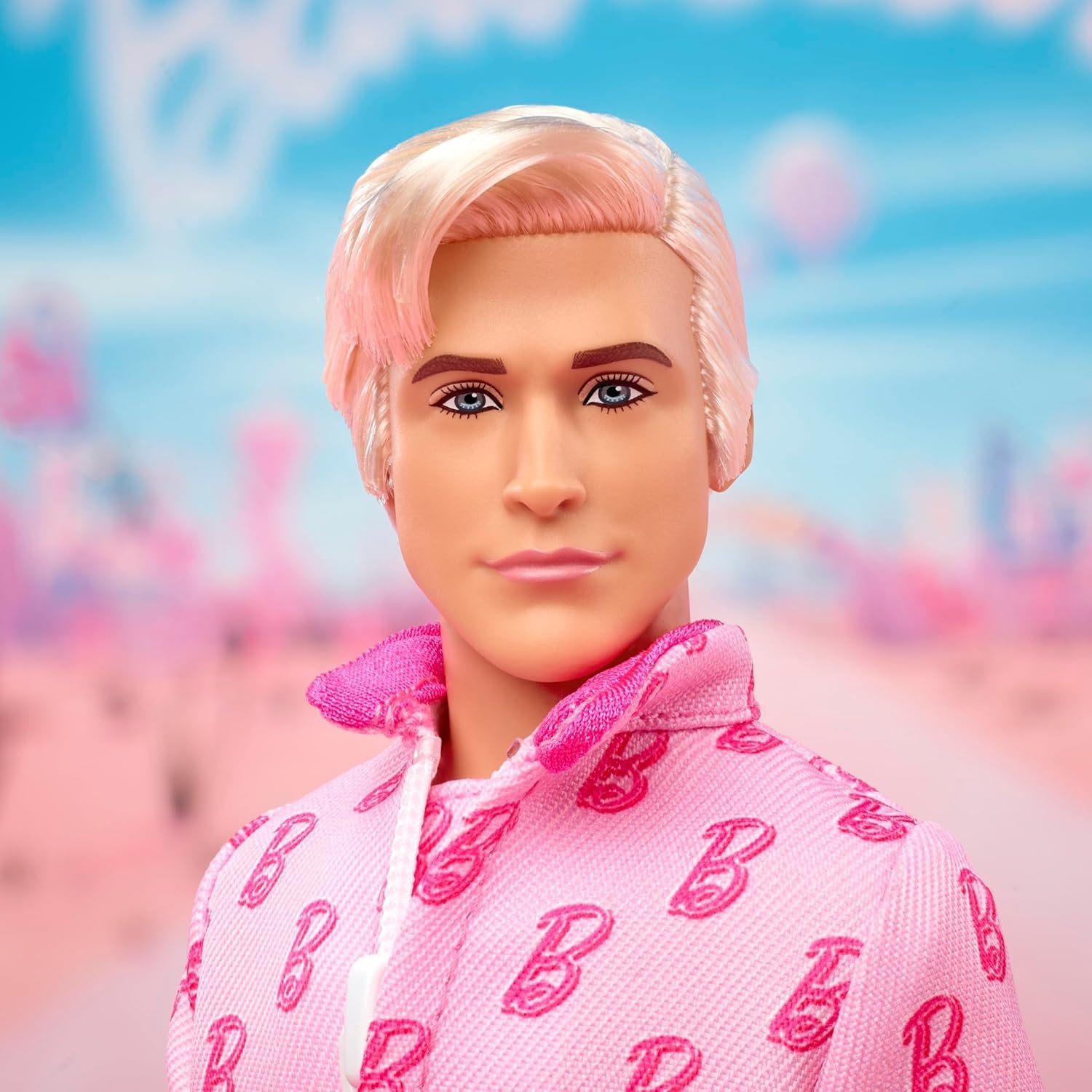 Barbie Ken-Sammelpuppe zum Barbie-Spielfilm, Ryan Gosling als Ken in rosafarbenem Overall mit B-Aufdruck, weißen Sneakern und bunten Inlineskates, JCP80