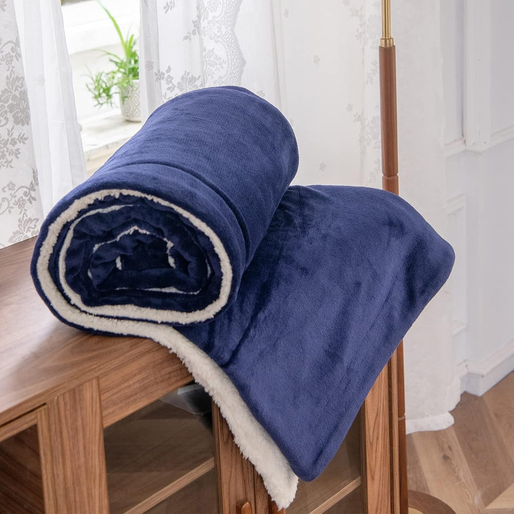 Couverture polaire Kono Sherpa, 150 x 200 cm, douce, confortable, moelleuse, réversible, microfibre, couvertures fixes pour lit, canapé, canapé (bleu marine, double/double) Lits et couvertures Besuche den KONO-Store