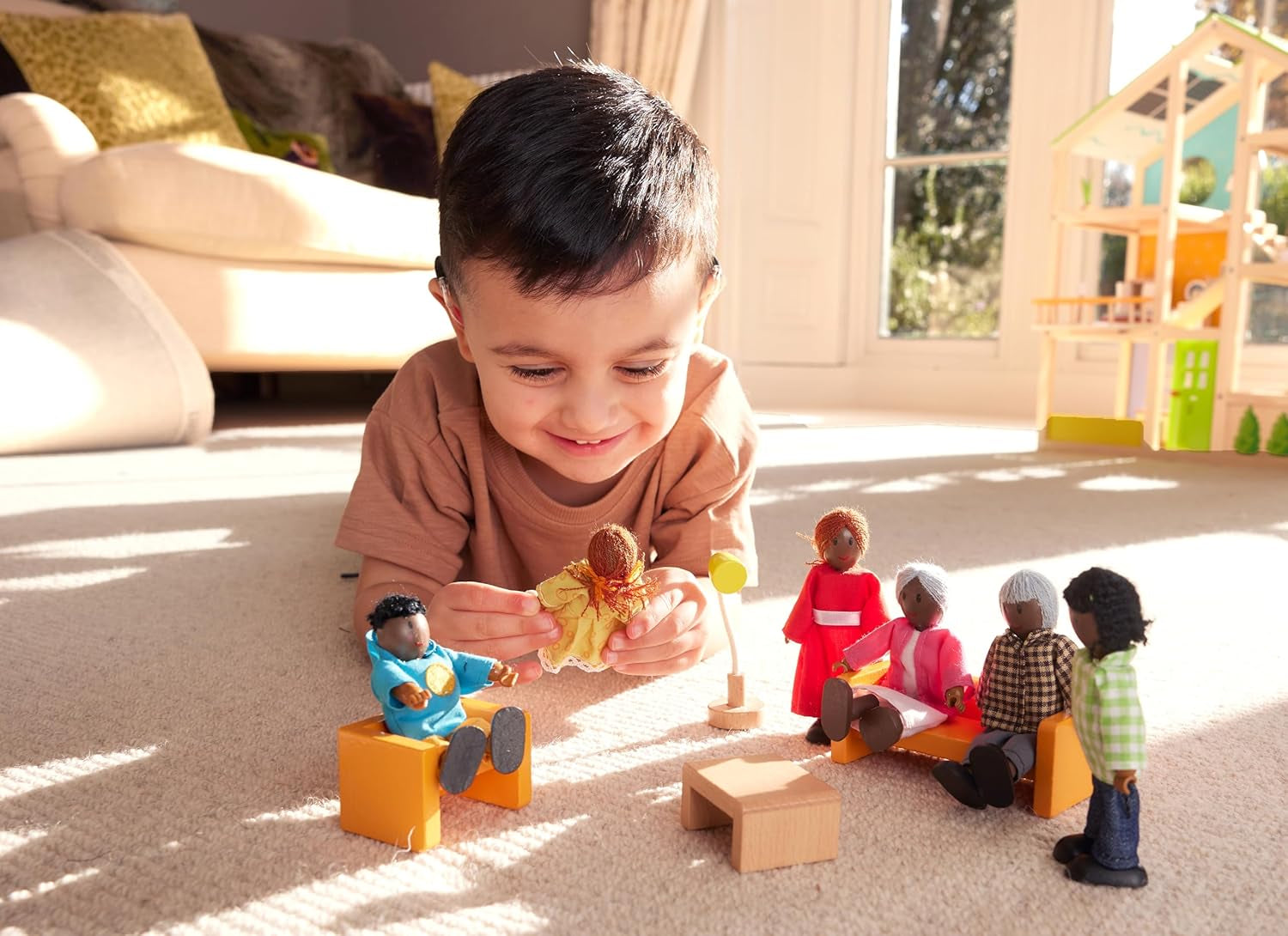 Hape Doll Family - Ensemble d'accessoires de maison de poupée en cuir foncé 6 pièces avec figurines en bois et en tissu, jeu de simulation, jouet éducatif, jouet d'apprentissage interactif pour enfants à partir de 3 ans