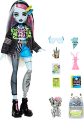 Poupée Monster High Frankie Stein en veste en jean et short, comprend également son chiot Watzie et des accessoires tels qu'un sac à dos, une collation et un cahier, HXH73