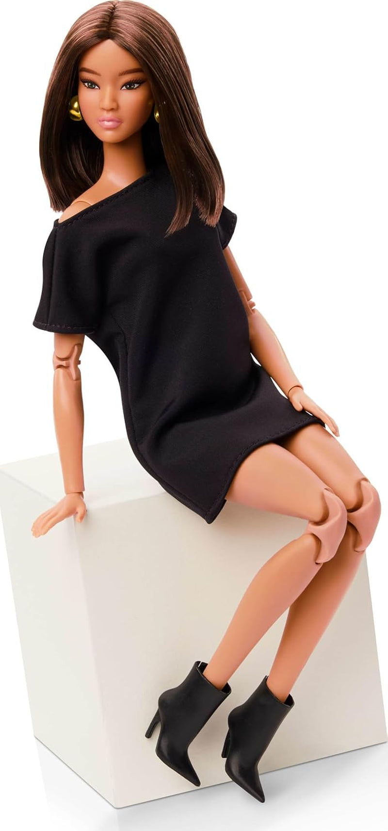 Barbie Basics Modèle 1 Poupée de collection avec cheveux bruns Mini robe et chaussures noires Corps mobile universel et tête interchangeable JBH72 Naty Shop Dolls