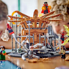 LEGO 76261 Marvel Spider-Man's Big Showdown, Spider-Man : No Way Home avec 3 figurines Peter Parker plus Green Goblin, Electro, Sandman, Ned, Doctor Strange et MJ, modèle à collectionner Jeux de construction Besuche den LEGO-Store