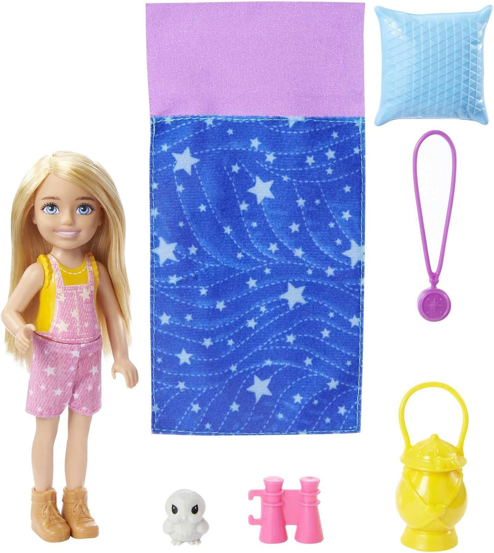 Barbie série Chelsea, poupée Chelsea de camping aux cheveux blonds, chouette, sac de couchage, oreiller, lampe de poche, jumelles, accessoires de camping, cadeau pour enfants, jouet à partir de 3 ans, HDF77