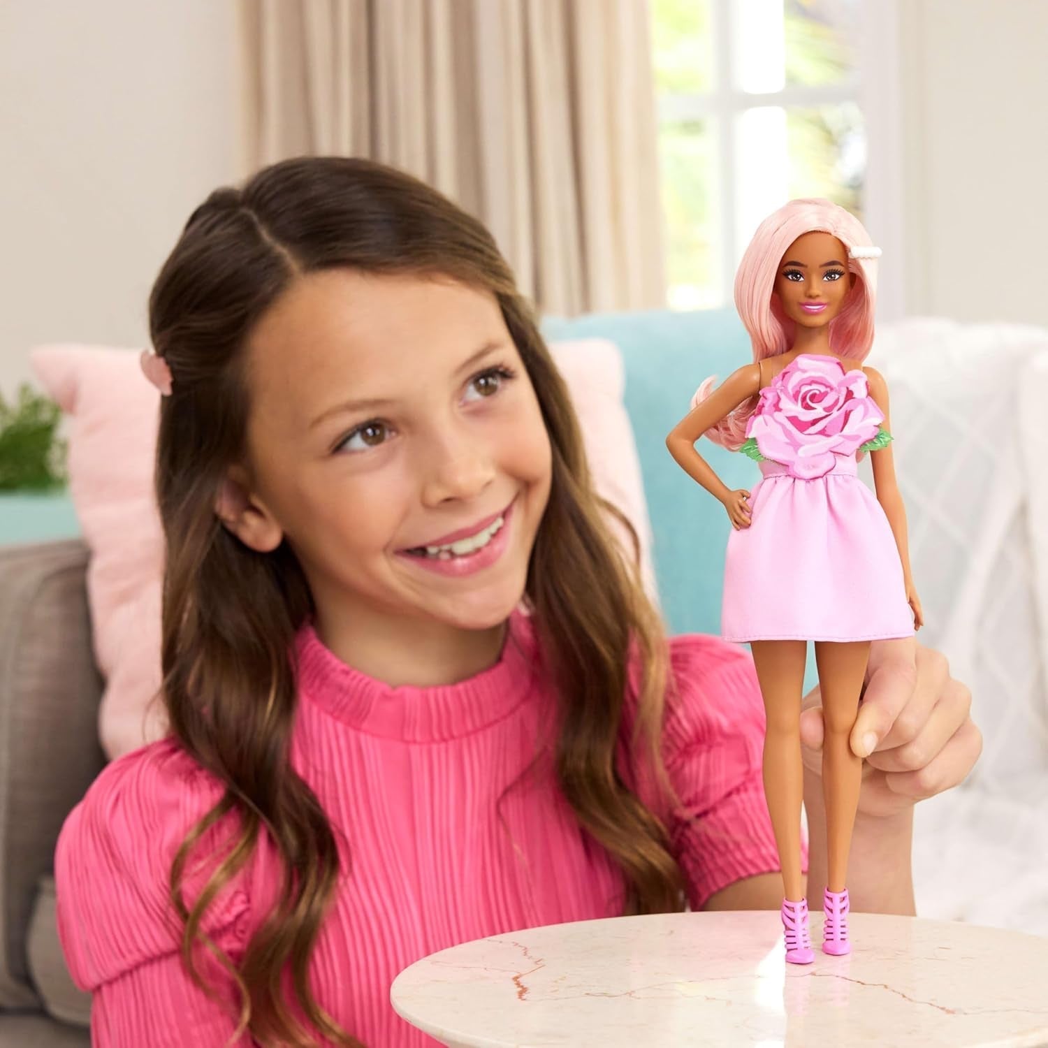 Poupée Barbie Fashionistas no. 238 avec cheveux rose pastel, robe bustier avec haut rose, pince à cheveux en perles et talons hauts à lanières, HYT94 Naty Shop Dolls