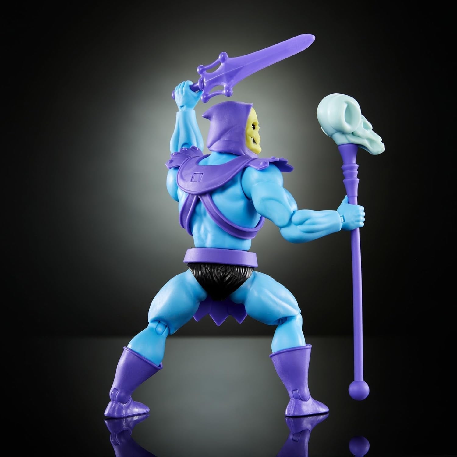 Jouet Masters of the Universe Origins, figurine Skeletor de la collection de dessins animés, méchant debout env. 14 cm avec armure, bâton, épée et 2 masques, figurines HYD24 Naty Shop
