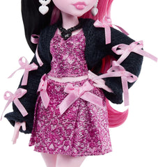 Poupée Monster High Draculaura en robe rose avec nœuds et cardigan noir avec chauve-souris Count Fabulous et 7 accessoires dont Ramen, rouge à lèvres et sac, JHK29