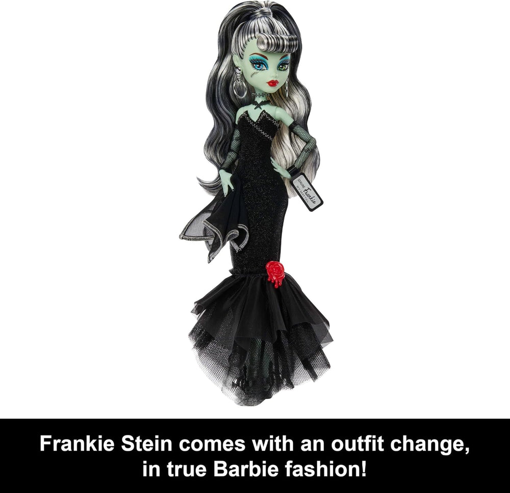 Poupée Monster High x Barbie Frankie Stein avec maillot de bain original inspiré de Barbie et solo dans la robe de soirée noire Spotlight, accessoires, JHK28