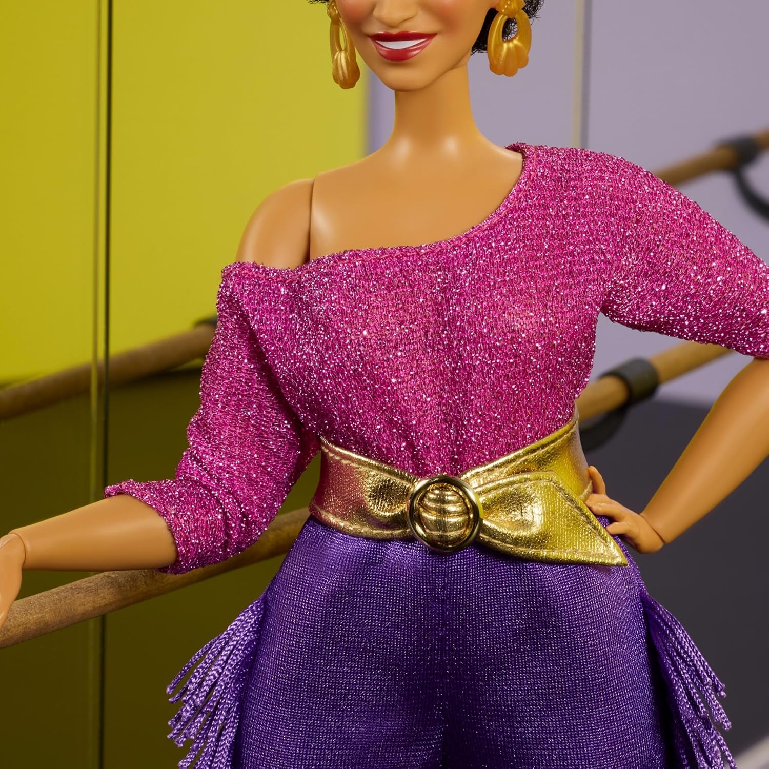 Barbie Signature Debbie Allen Tribute Collection Poupée en haut à épaules dénudées, ceinture dorée et pantalon et leggings à franges violets, JBJ24