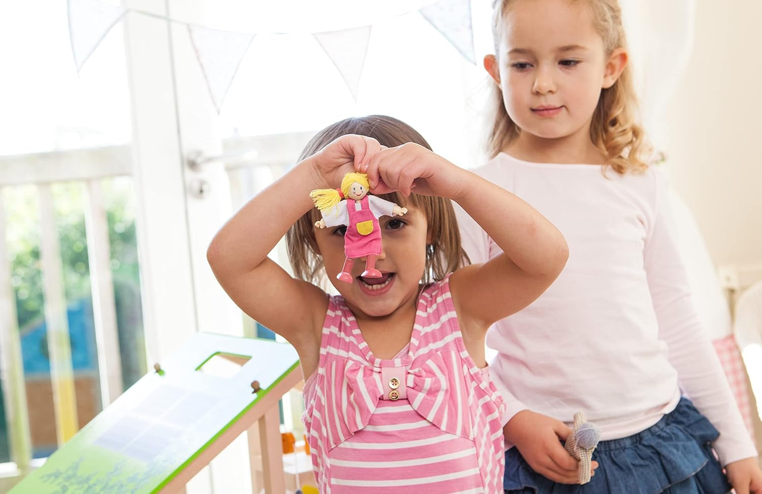 E3405 - Maison de poupée, Maison de poupée avec accessoires, en bois et E3500 - Famille de poupées, peau claire