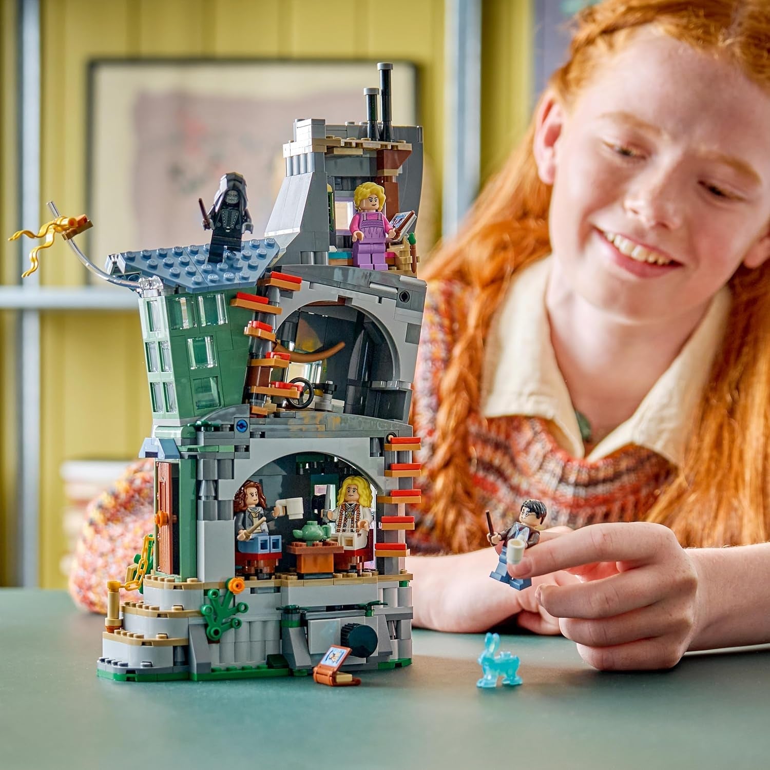 LEGO Harry Potter Luna Lovegoods Haus - Modellbau mit Leuchtstein und 5 Minifiguren - Baukasten DIY Deko fürs Schlafzimmer - Kreatives Geschenk für Mädchen, Jungen und Fans ab 10 Jahren - 76467