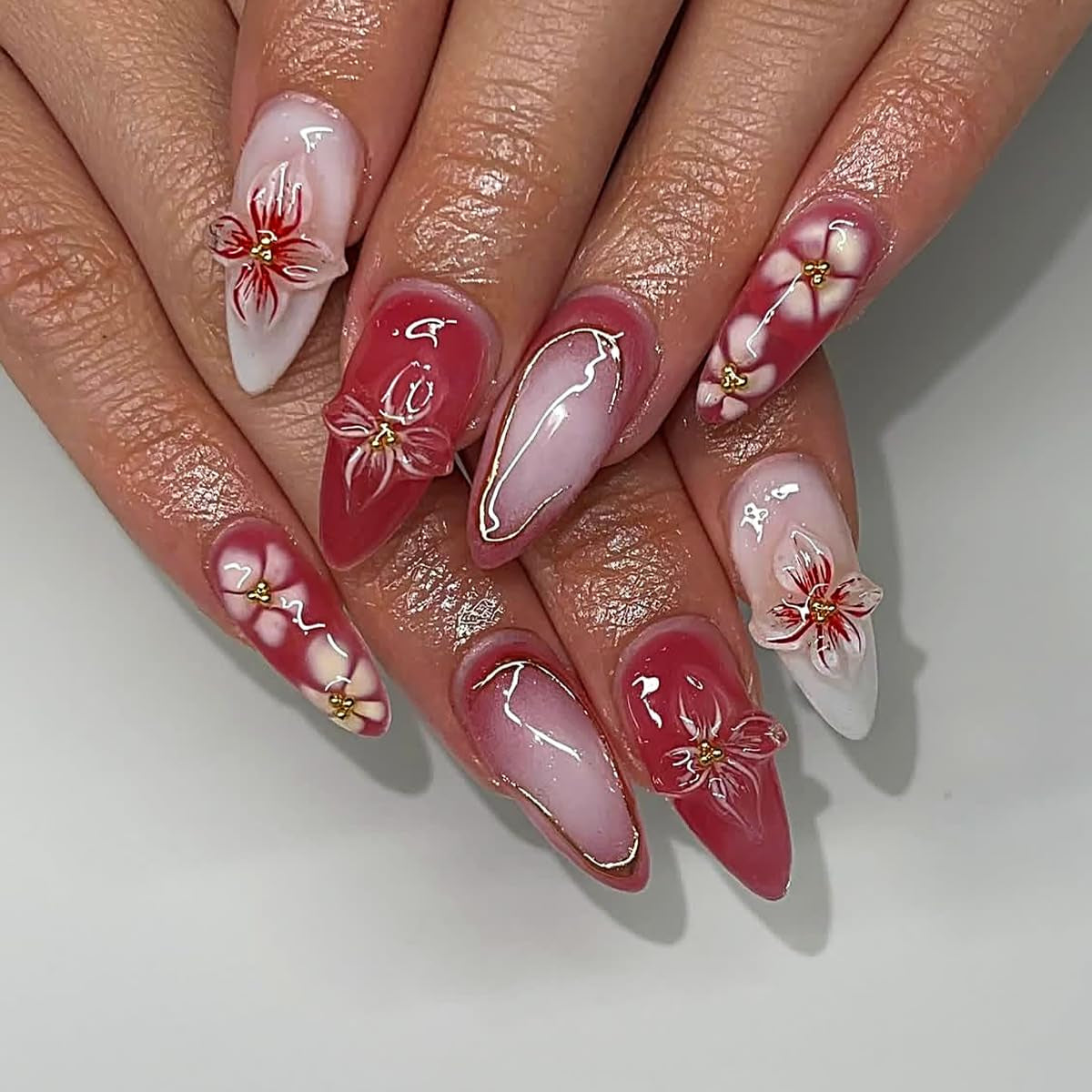 Mouyouglow 30 pièces faux ongles courts rayures blanches couleur chair florale 3D motif français Y2K fleur colle à ongles pointes blanches argent ondulé été INS faux ongles