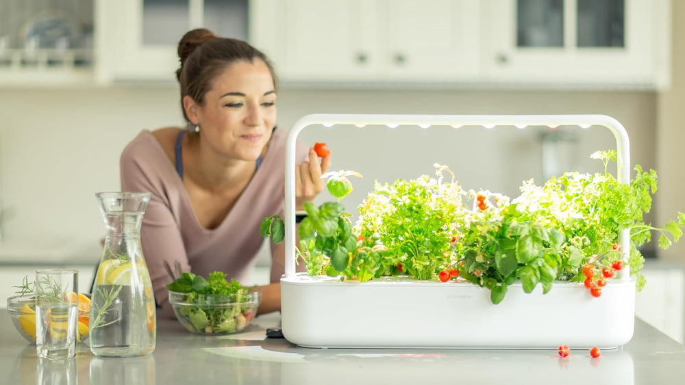 Click and Grow Jardin intérieur, plus facile que le système de culture hydroponique, jardin intelligent LED, jardin d'herbes aromatiques, serre intérieure avec 9 capsules de plantes incluses (blanc)