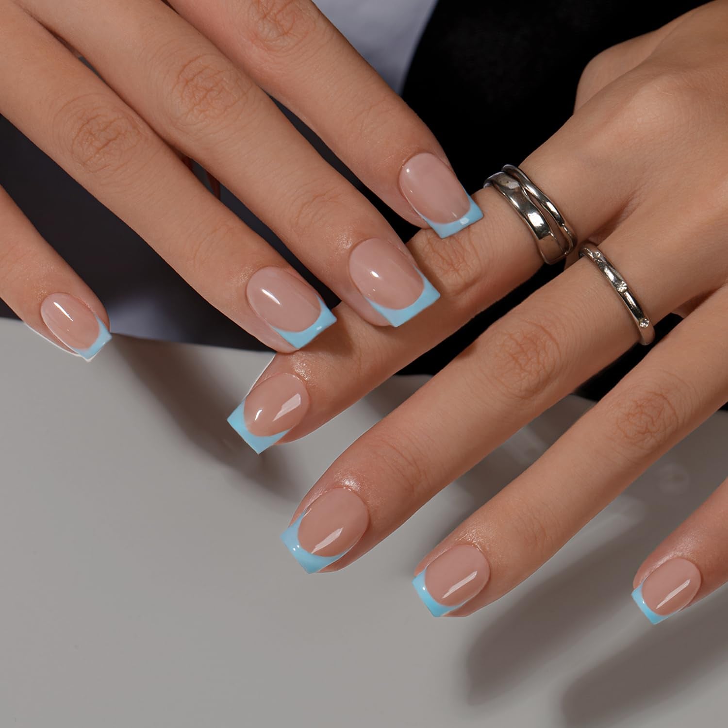 Faux ongles à pointe française courte – 30 pièces d'ongles noirs à coller sur des ongles carrés courts, faux ongles à pointe française avec colle, ensemble d'ongles artificiels carrés pour femme