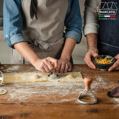Marcato Machine à raviolis et biscuits, machine à raviolis, emporte-pièces, bois massif et fonte d'aluminium, fabriqué en Italie, tampon rond 80 mm