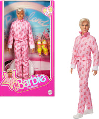 Barbie Le Film - Ken-Sammelpuppe, Ryan Gosling dans le rôle de Ken dans une combinaison rose avec impression "B", baskets blanches et bottes Inlineskates, JCP80