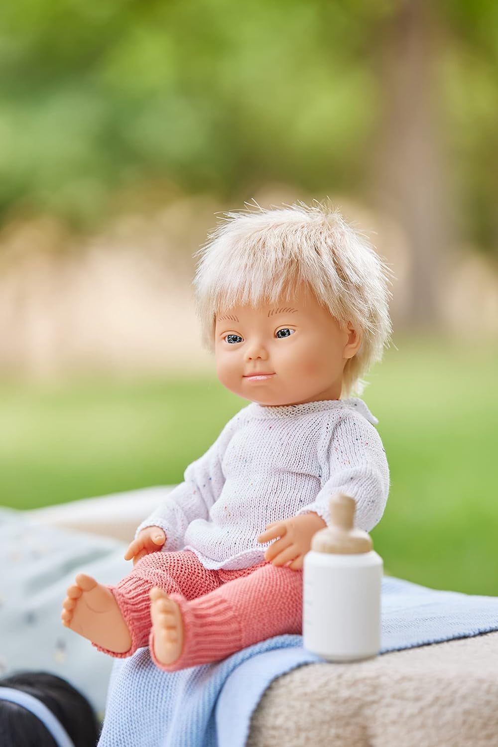 Miniland Dolls : poupée européenne Babypuppe Young, blonde, trisomique en vinyle blanc, 38 cm, présentée avec des vêtements dans une boîte de rangement (31263)