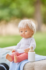 Miniland Dolls : poupée européenne Babypuppe Young, blonde, trisomique en vinyle blanc, 38 cm, présentée avec des vêtements dans une boîte de rangement (31263)