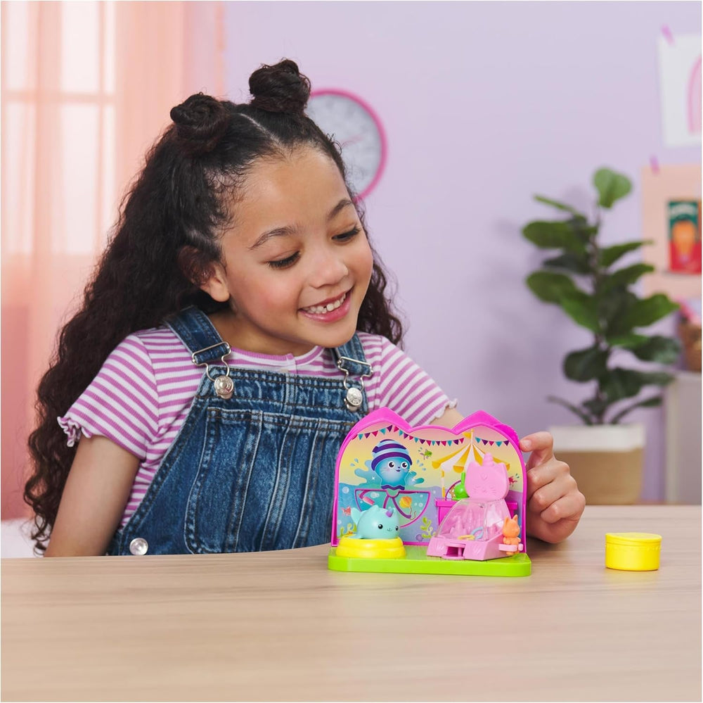 DREAMWORKS GABBY'S DOLLHOUSE - Deluxe Room Spielset,Fest-Raum mit Kätzchen Narwal (engl. Kitty Narwhale), Möbelstücken und thematischem Zubehör, ab 3 Jahren