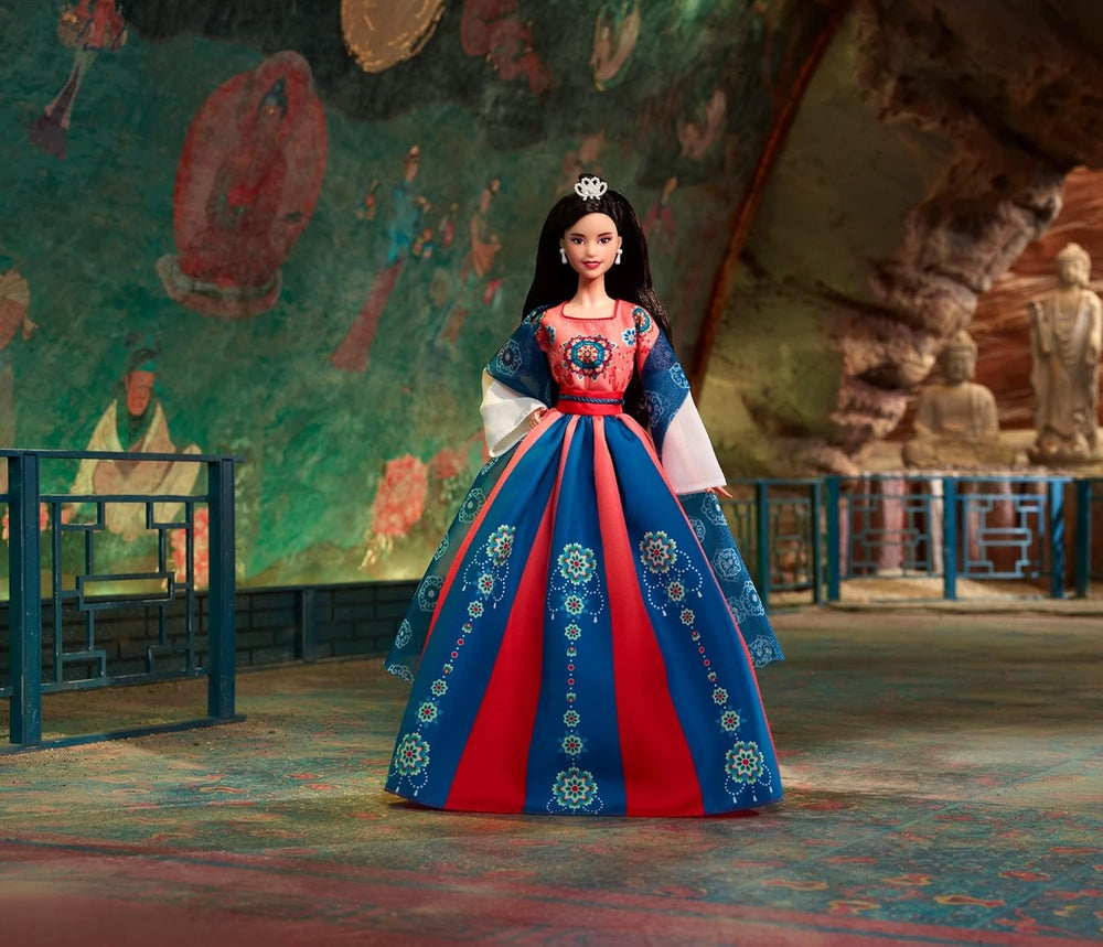 BARBIE Lunar New Year Puppe - Sammelfigur mit traditioneller Hanfu-Robe und chinesischen Drucken, inspiriert von Dunhuang-Höhlenmalereien, inklusive Puppenständer und Echtheitszertifikat, HJX35