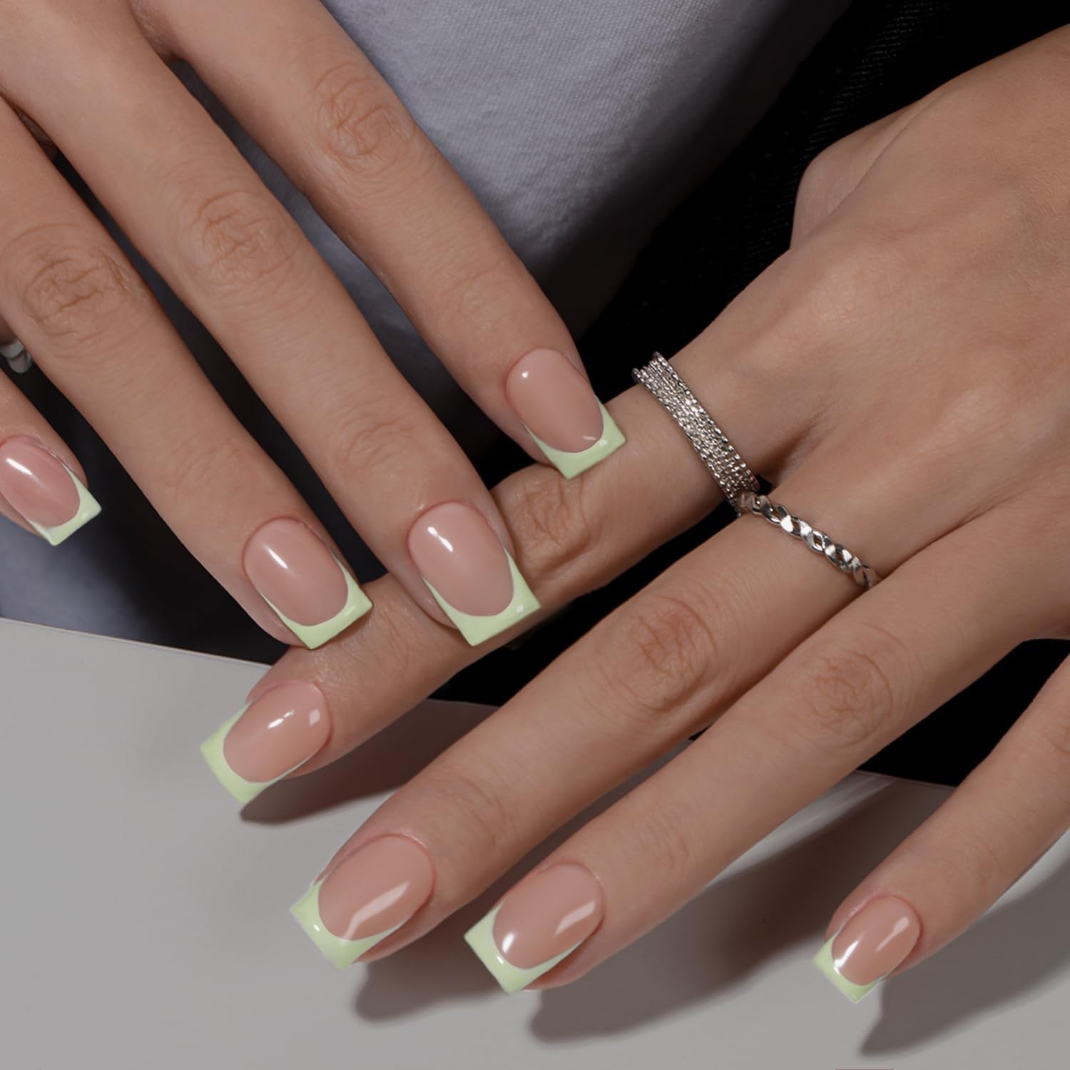 Faux ongles à pointe française courte – 30 pièces d'ongles noirs à coller sur des ongles carrés courts, faux ongles à pointe française avec colle, ensemble d'ongles artificiels carrés pour femme