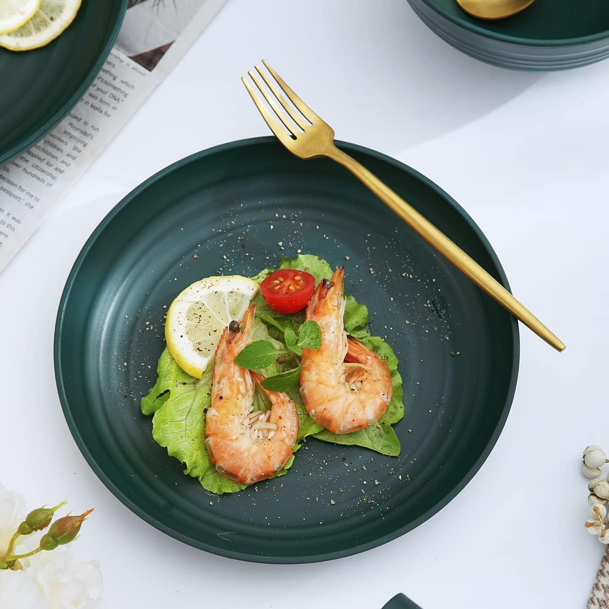 Service de table Kyraton en plastique incassable et réutilisable, composé de 16 pièces. Assiettes, tasses, bols et plats légers. Facile à transporter et à nettoyer. Sans BPA. Pour 4 personnes.