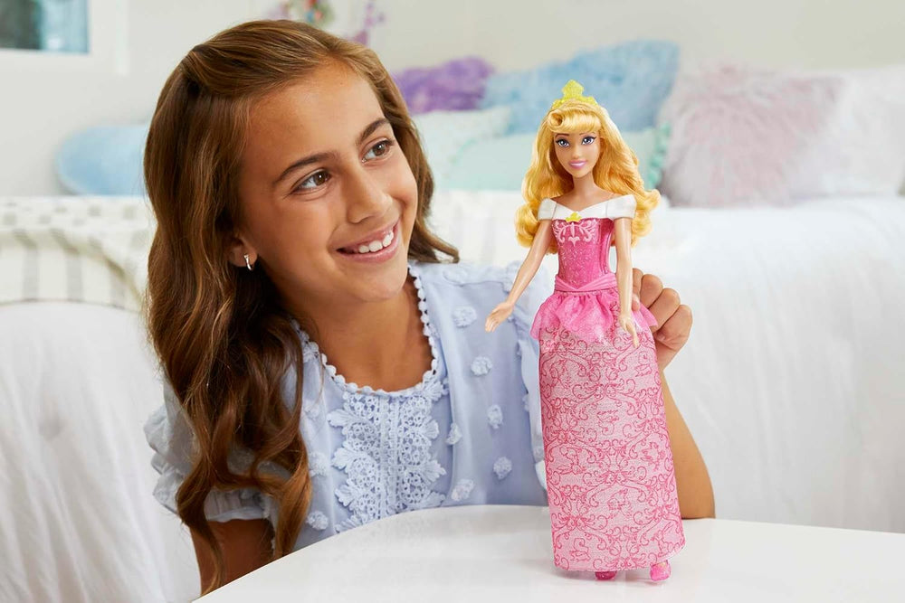 Mattel DISNEY Princesse Aurore - Poupée avec tenue emblématique, chaussures et diadème amovibles, haut scintillant et jupe amovible à motifs, cheveux longs pour le coiffage, HLW09