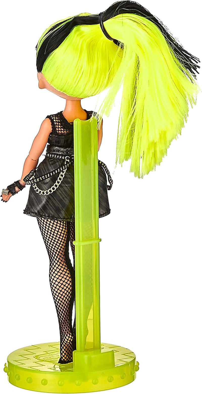 L.O.L. Surprise! OMG Remix Rock BHAD GIRL Modepuppe mit 15 Überraschungen - mit Schlagzeug, Outfit, Schuhen, Bürste, Puppenständer, Songtext-Magazin & Plattenspieler-Paket - Für Mädchen ab 4+ Jahren