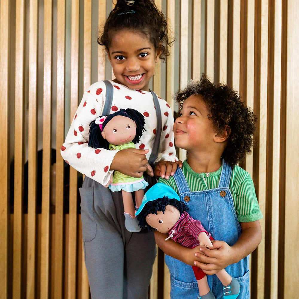 HABA 304576 - Poupée Cari, 30 cm, Poupée douce et en tissu pour enfants à partir de 18 mois, avec vêtements amovibles et cheveux longs