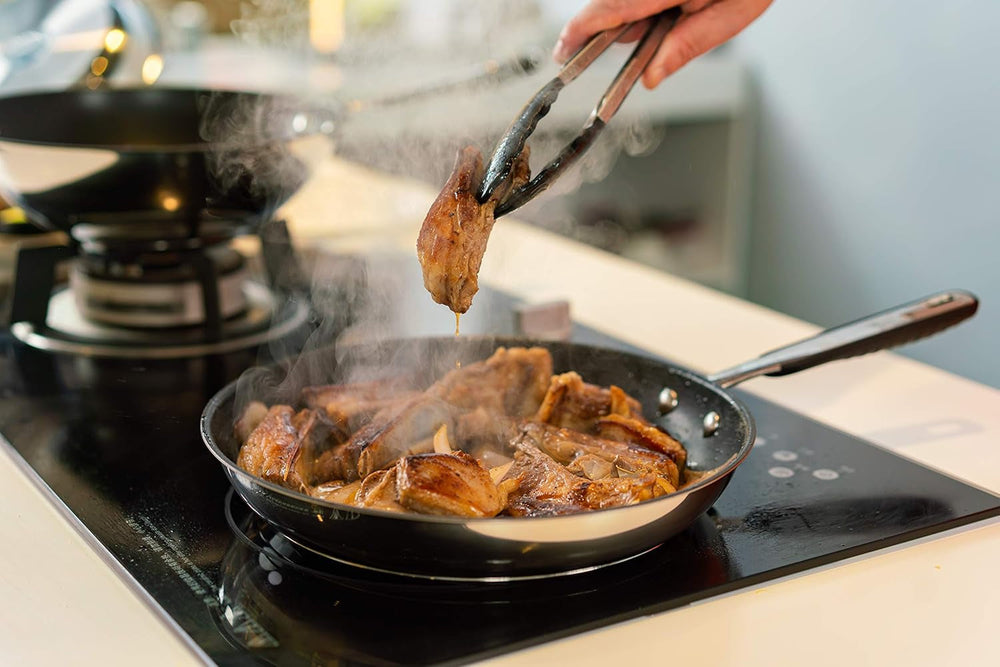 Poêle en inox avec revêtement antiadhésif - adaptée à l'induction, avec poignée confortable - 28 cm Casseroles et Poêles Naty Shop