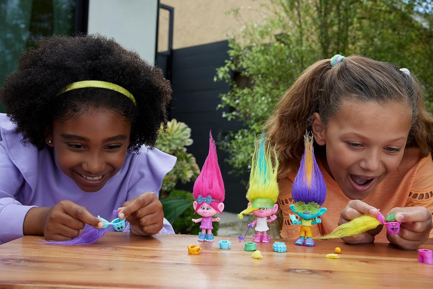 Mattel DREAMWORKS TROLLS United We Stand - Poupée Viva Hairy Surprises avec cheveux en peluche jaune vif et 3 accessoires surprise, pour enfants à partir de 3 ans, HNF11