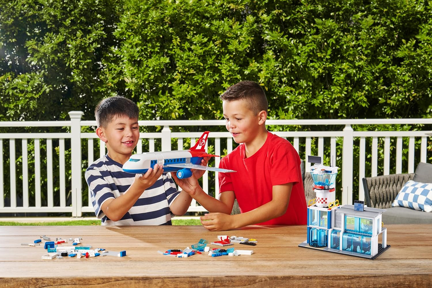 MAX Adventure Spielset Flughafen (793 Teile) Bausteine Spielzeug für Kinder ab 5 Jahren Fahrzeuge Auspacken Entdecken