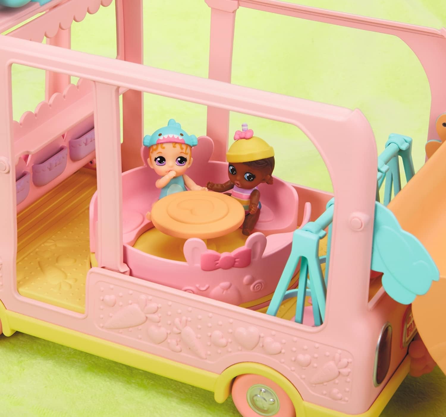BABY born 904763 Baby Surprise Bus - mini bus jouet pour poupée rose avec 2 poupées exclusives, poussette triple, balançoire, carrousel, toboggan et balançoire triple.