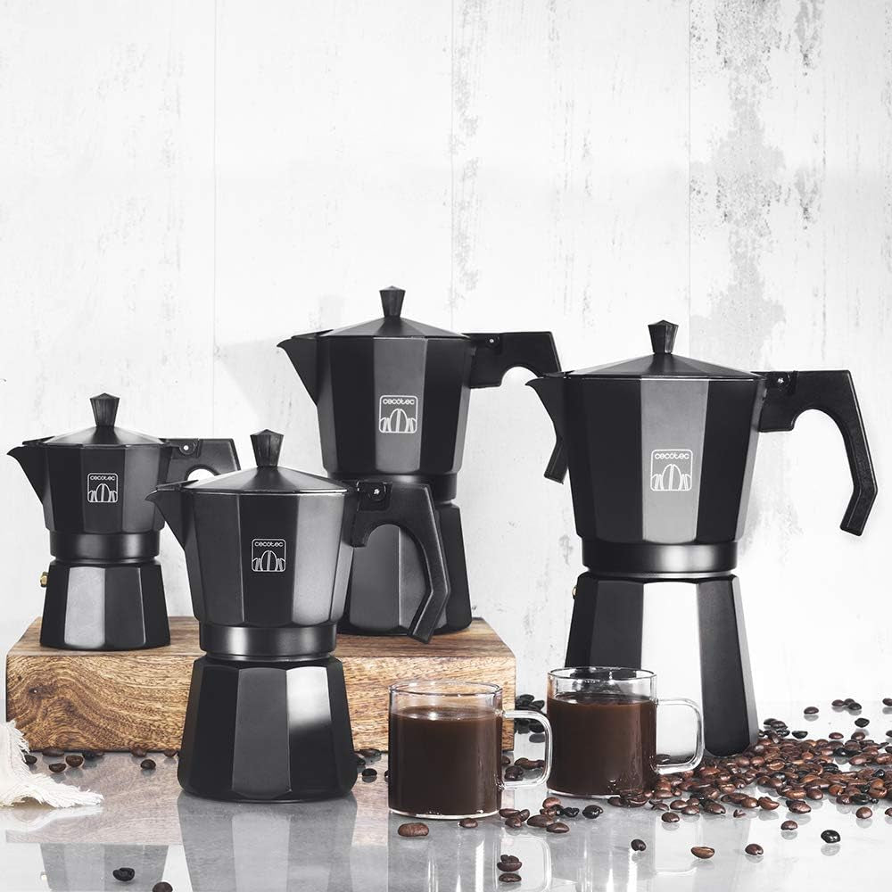 Cafetière italienne Cecotec Cumbia Mokclassic 600 Noir, 300 ml, en aluminium d'une capacité de 6 tasses de café, adaptée à tous types de plaques de cuisson et facile à nettoyer.